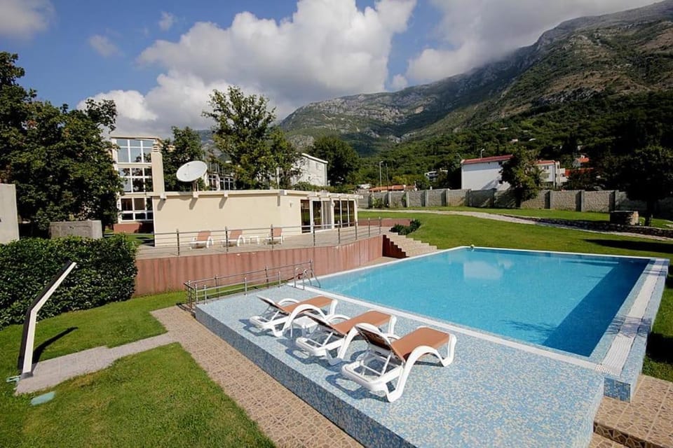 Property building, Day, Natural landscape, Mountain view, Pool view, Swimming pool, Swimming pool, sunbed