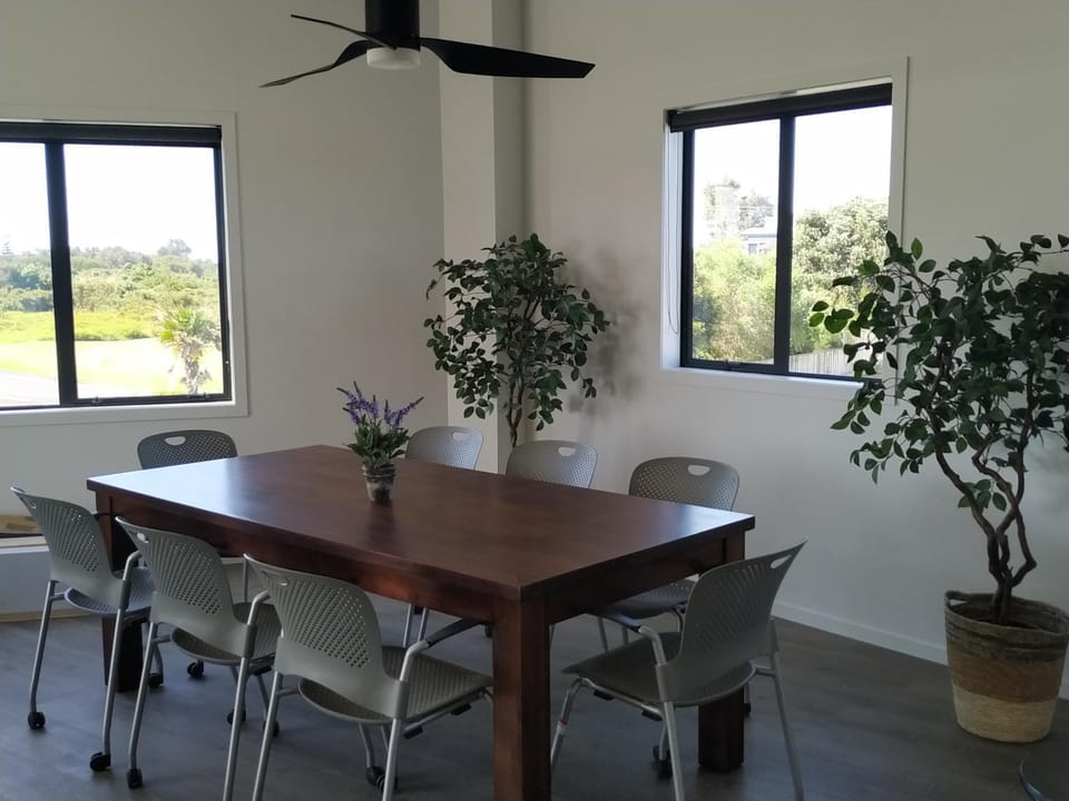 Dining area, fireplace