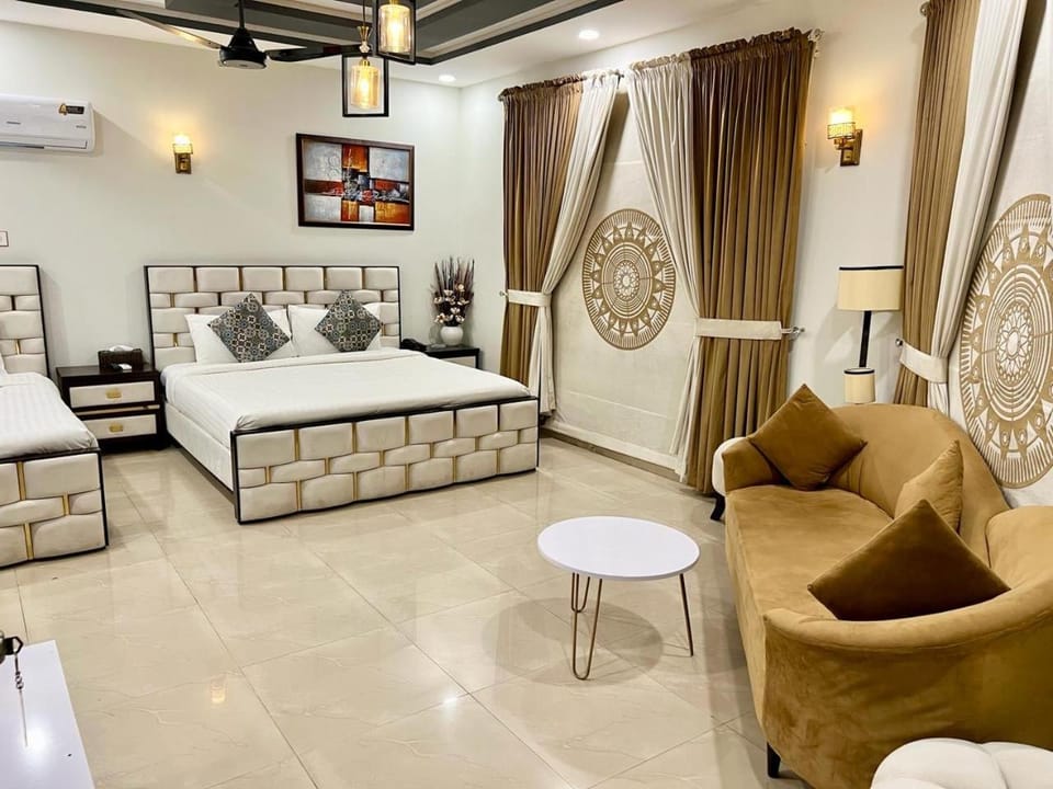 Bed, TV and multimedia, Photo of the whole room, Seating area, Bedroom, air conditioner