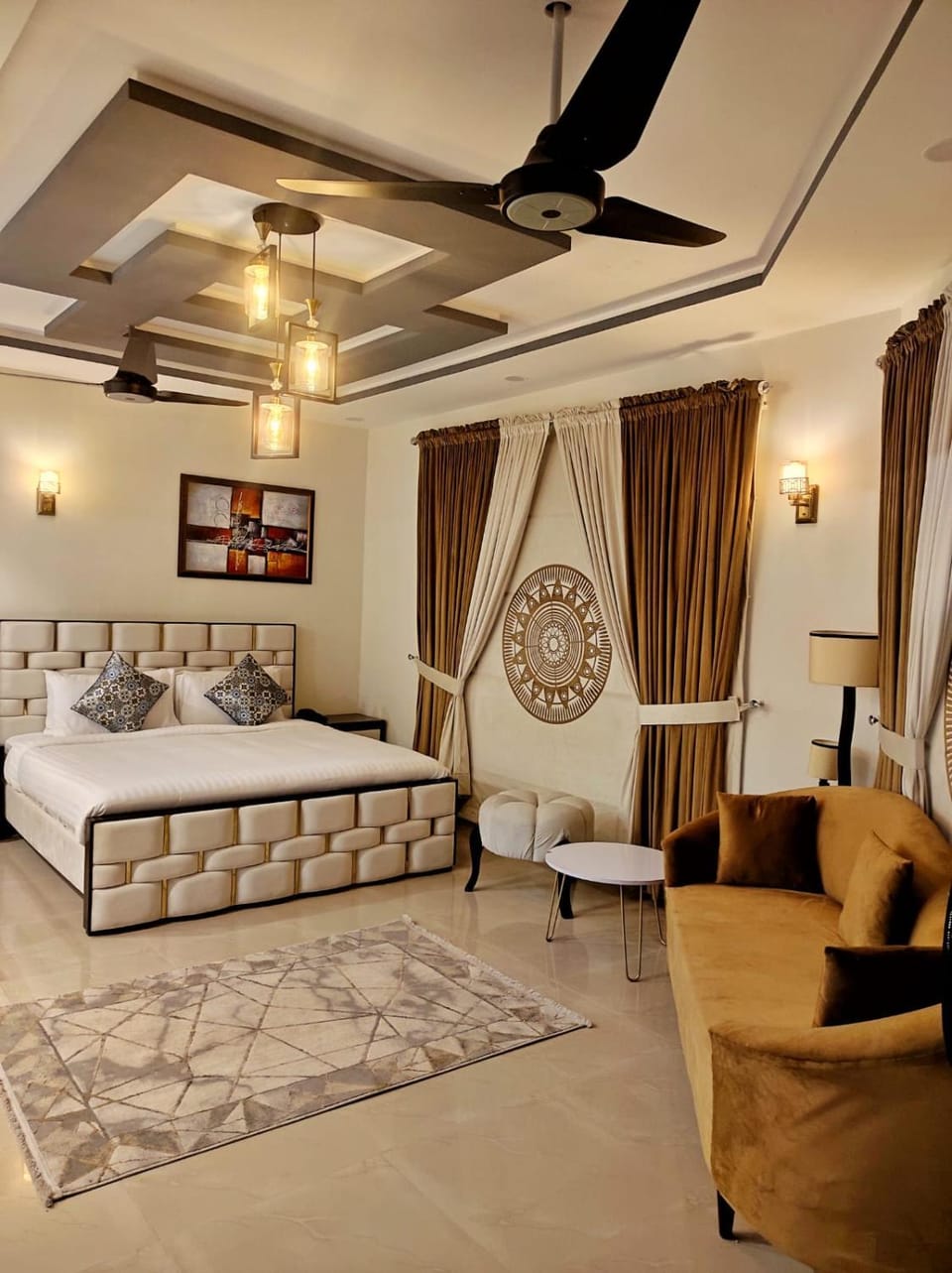 Bed, TV and multimedia, Photo of the whole room, Seating area, Bedroom, air conditioner