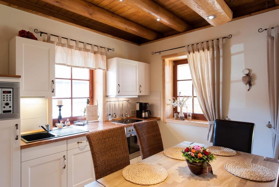 Kitchen or kitchenette, Dining area, minibar, stove, toaster