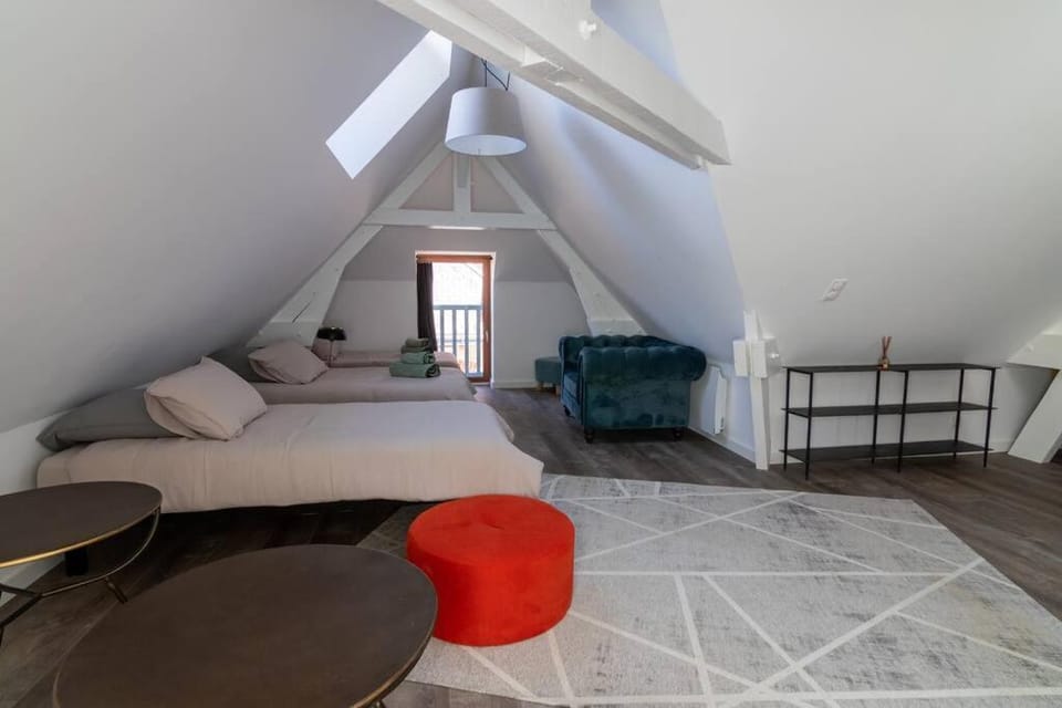 Photo of the whole room, Bedroom