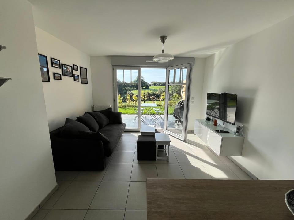 TV and multimedia, Kitchen or kitchenette, Living room, Seating area, Dining area