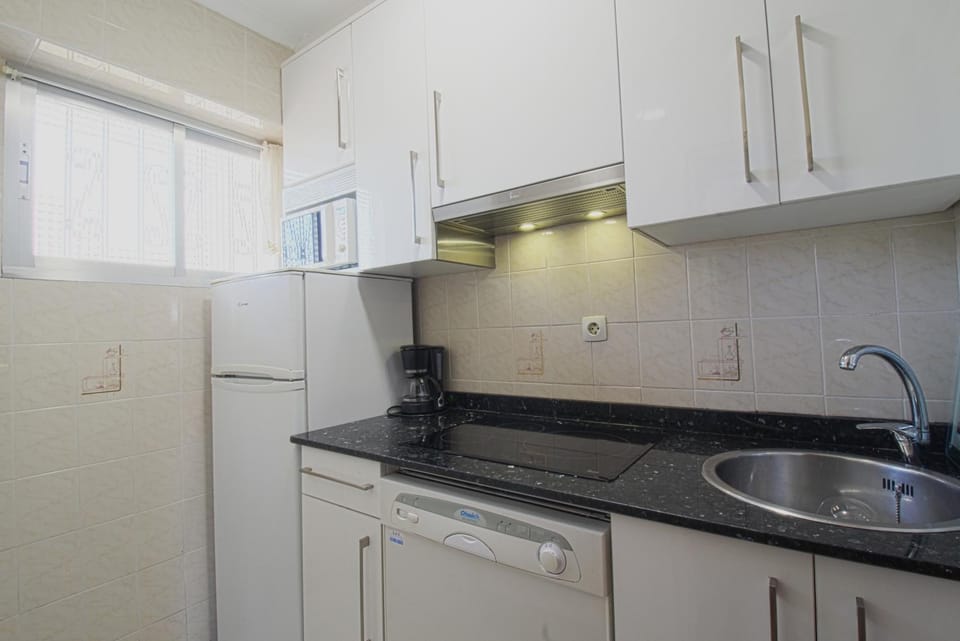 Kitchen or kitchenette, minibar