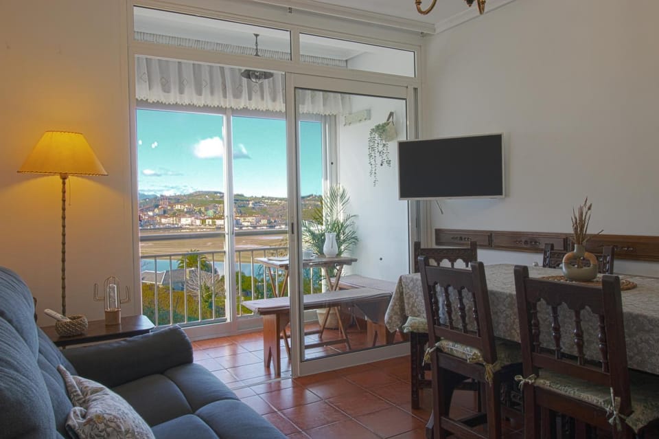 Natural landscape, TV and multimedia, Living room, Seating area, Dining area