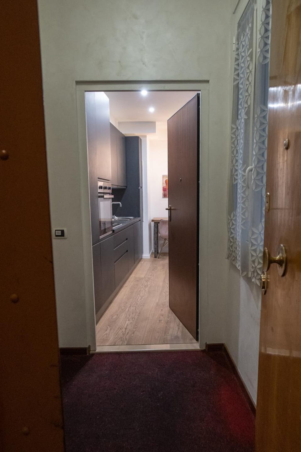 Kitchen or kitchenette, minibar