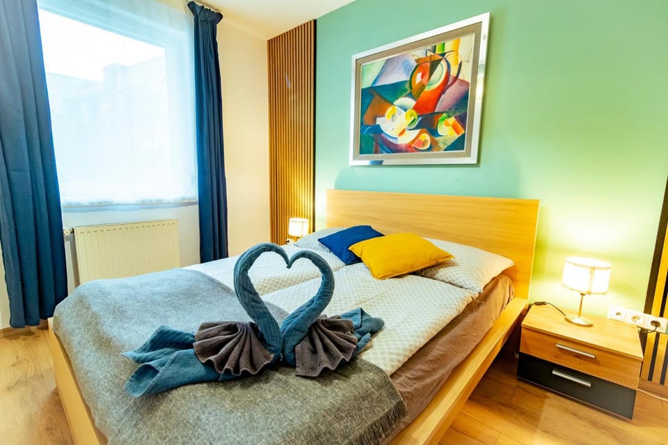 Bed, Photo of the whole room, Bedroom, towels