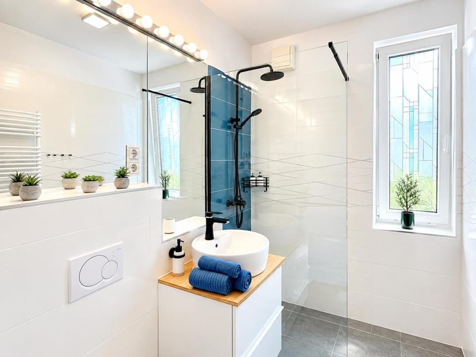 Shower, Toilet, Bathroom, towels