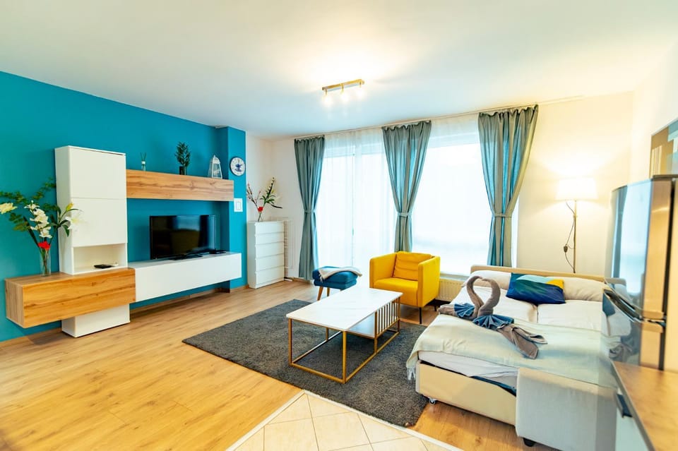 Communal lounge/ TV room, Bed, TV and multimedia, Living room, Photo of the whole room, Seating area, Evening entertainment