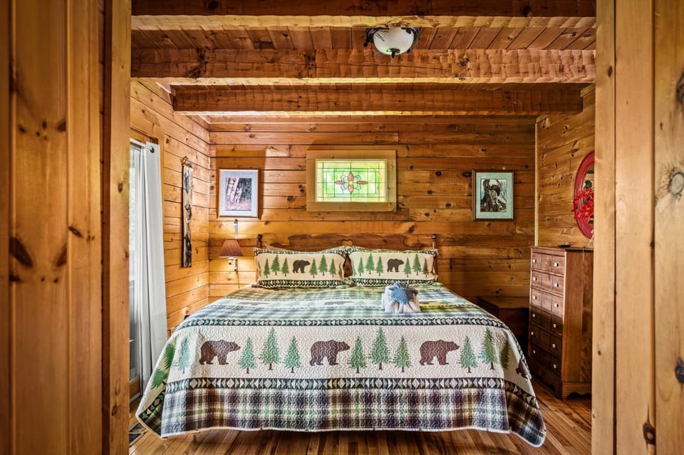 Romantic log cabin with hot tub Cabin in Pigeon Forge
