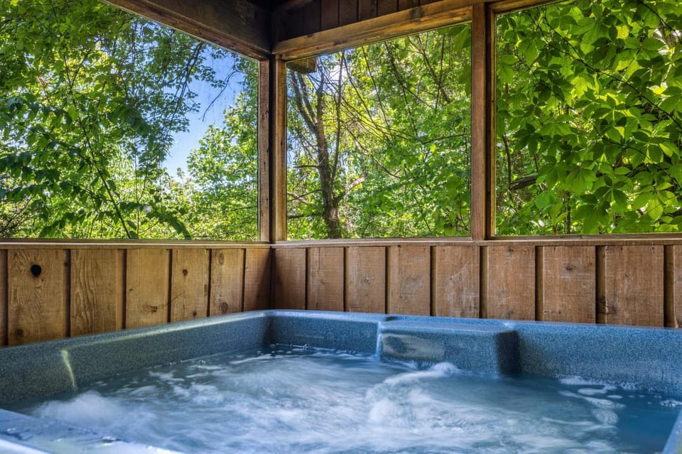 Romantic log cabin with hot tub Cabin in Pigeon Forge