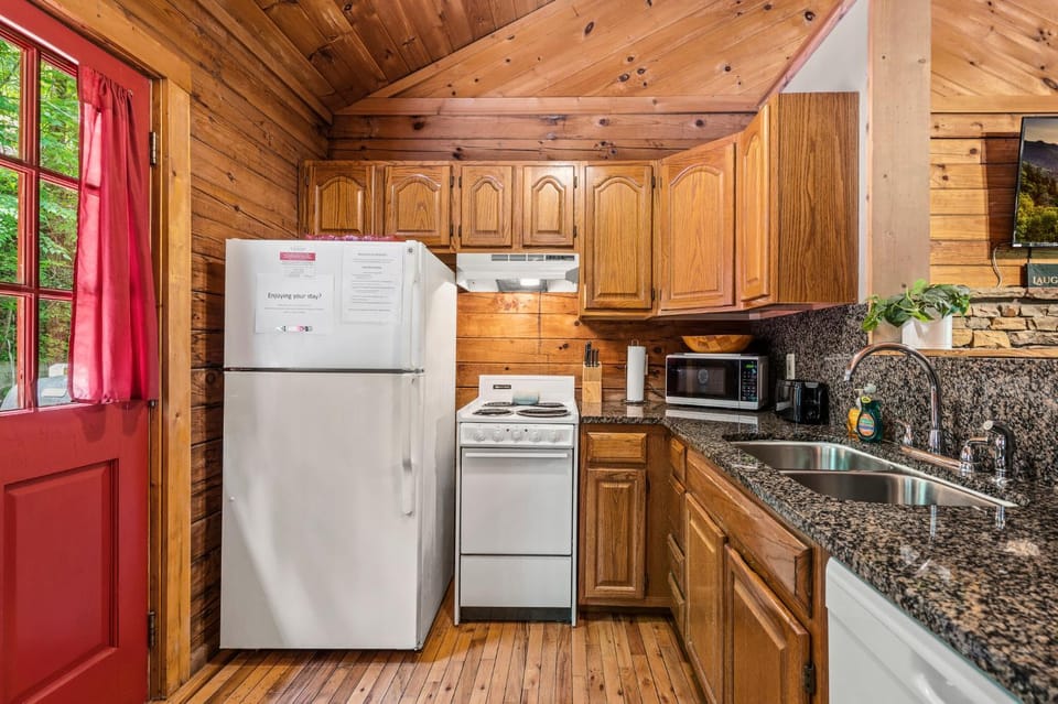 Romantic log cabin with hot tub Cabin in Pigeon Forge