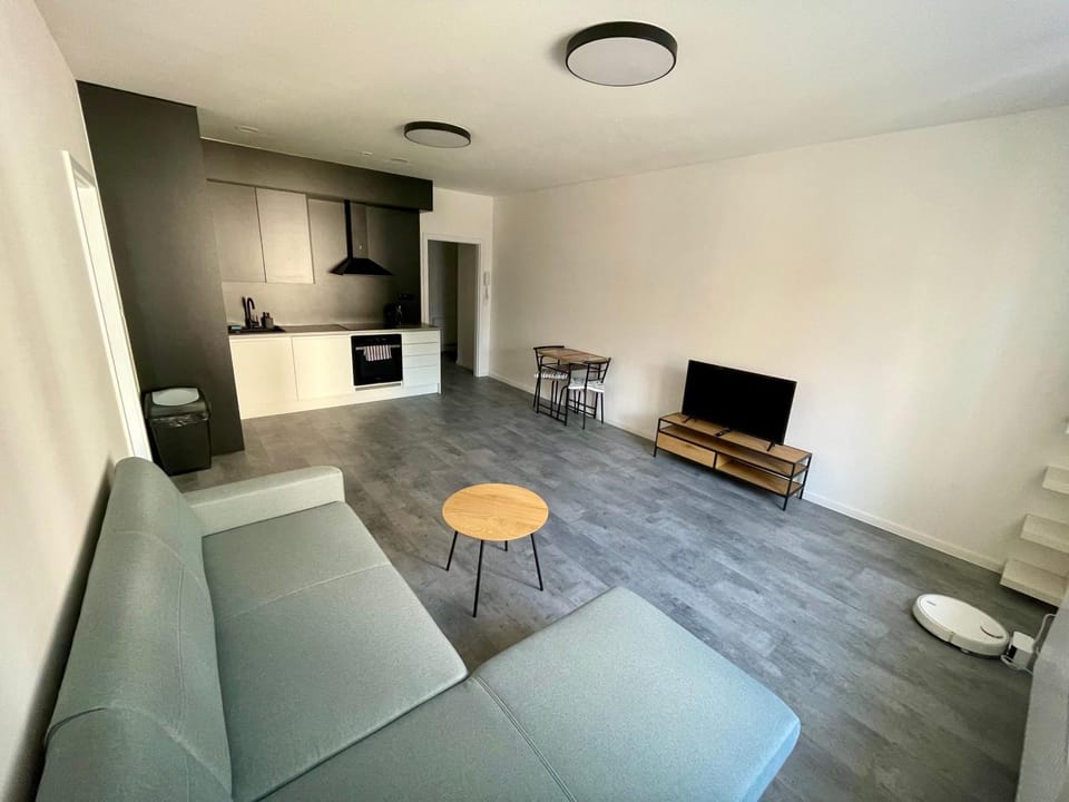 TV and multimedia, Kitchen or kitchenette, Living room, Seating area, Dining area