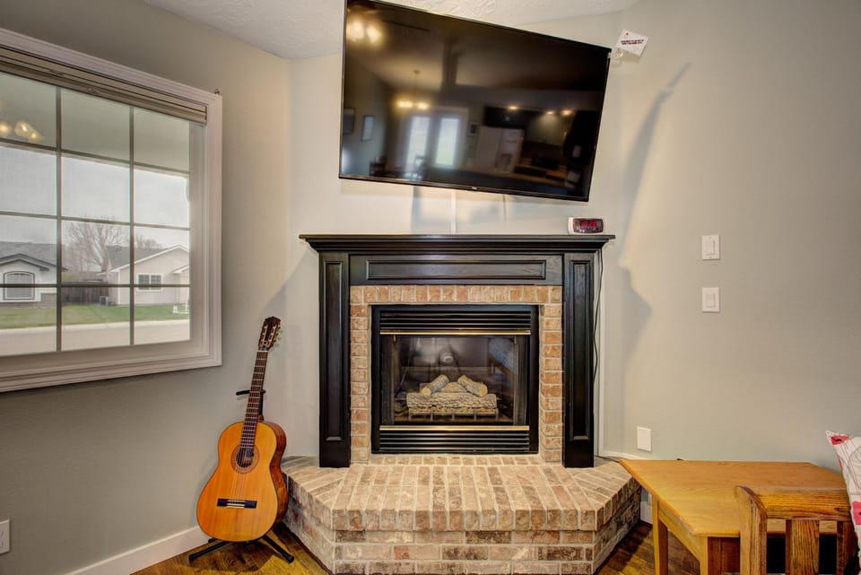 Hello Dolly! 3 beds, 2 bath, 2 TV's, Fireplace, Quiet Neighborhood in Star, ID minutes from walking trails and river views House in Oregon
