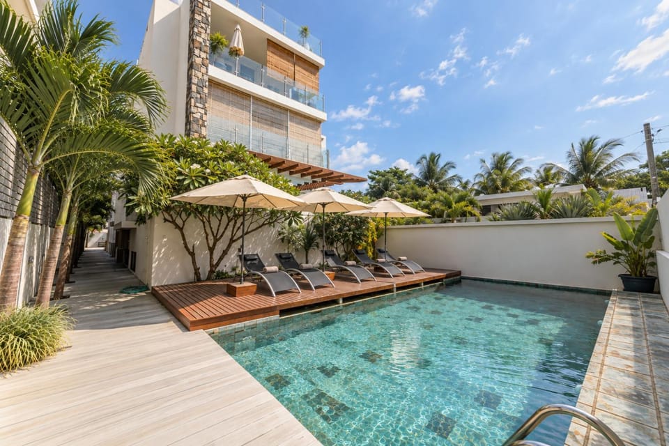 Property building, Swimming pool, sunbed