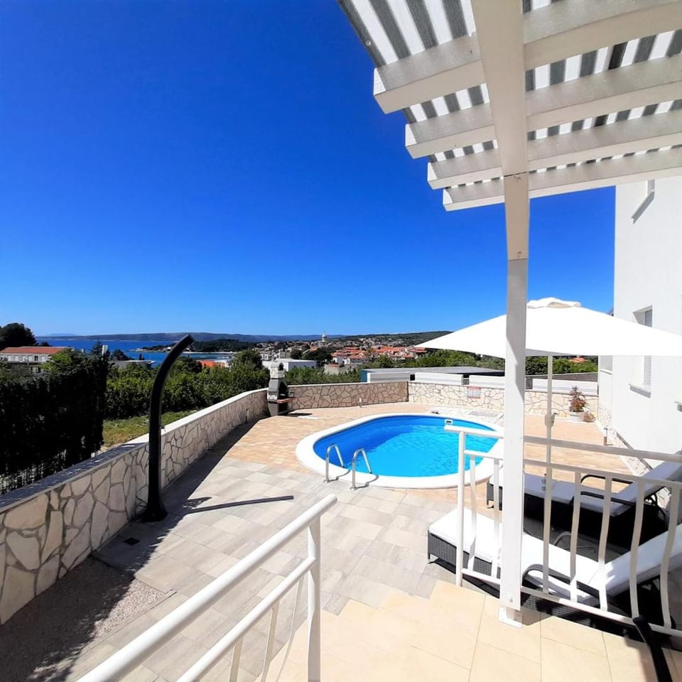 Patio, Swimming pool, sunbed