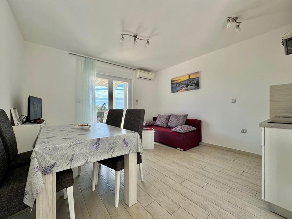 TV and multimedia, Living room, Dining area, air conditioner