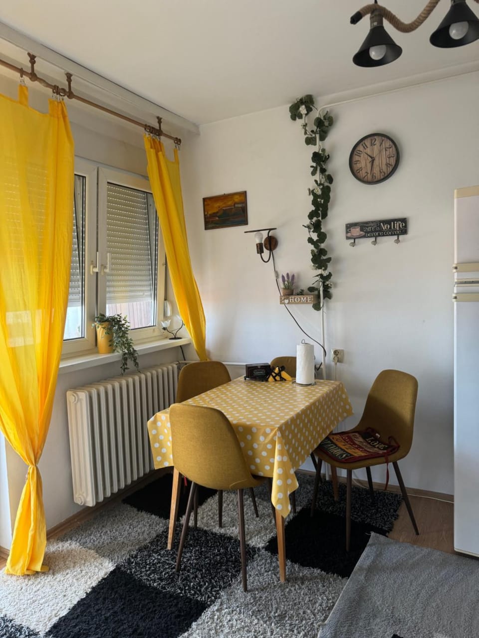 Kitchen or kitchenette, Seating area, Dining area