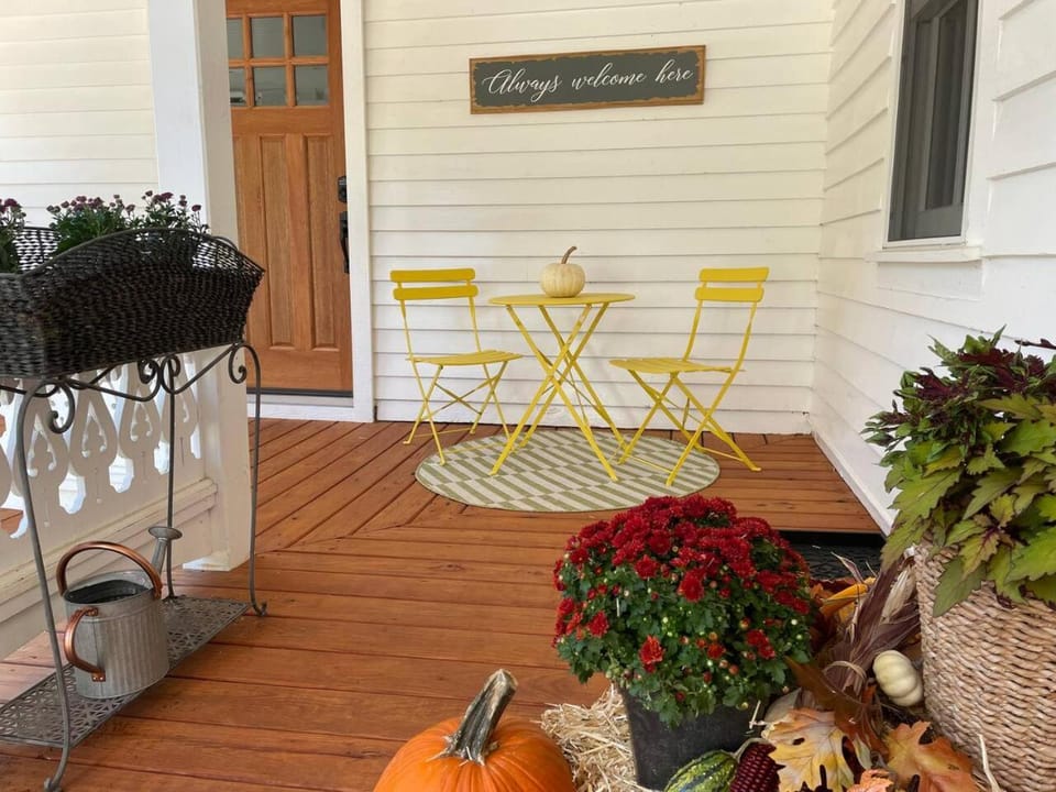 Patio, Facade/entrance, Decorative detail, Seating area, Autumn