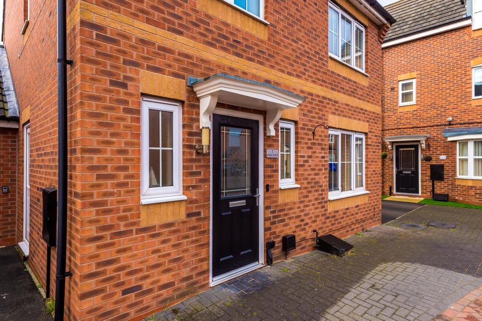 3 Bedroom! 3 Toilets! Contractors and Groups! Free Parking! Driveway! NEW BUILD HOUSE! House in Burton upon Trent