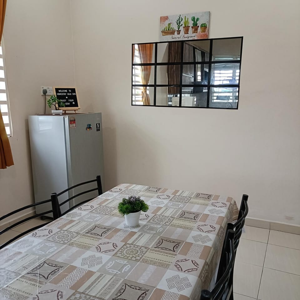 Homestay Haji Din Tronoh Perak House in Perak Tengah District