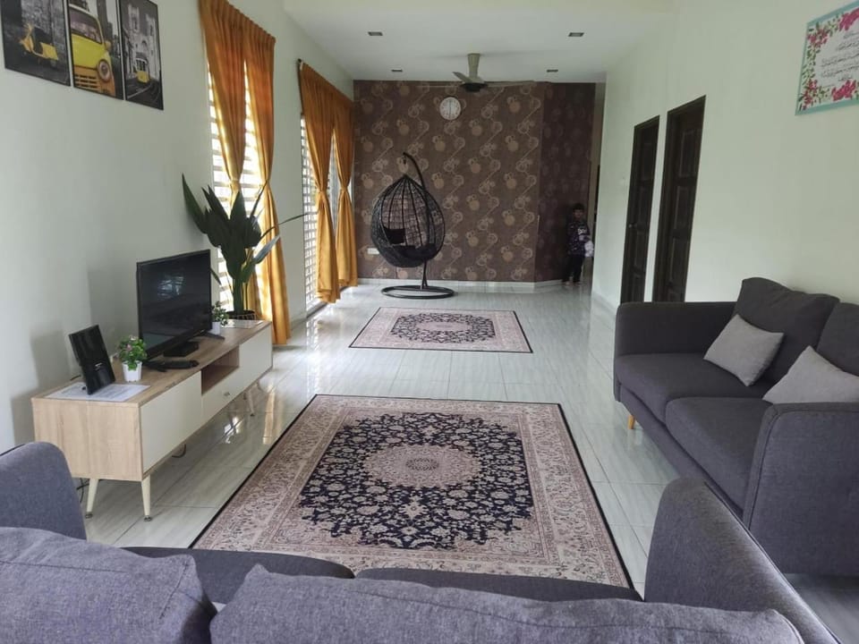 Homestay Haji Din Tronoh Perak House in Perak Tengah District