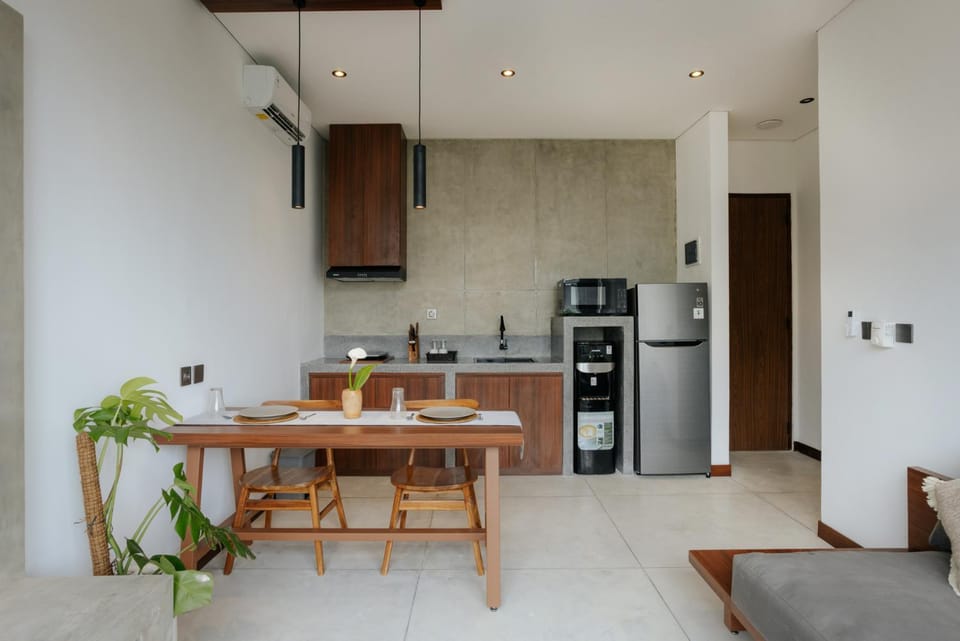 Kitchen or kitchenette, Dining area, dishwasher, minibar, stove