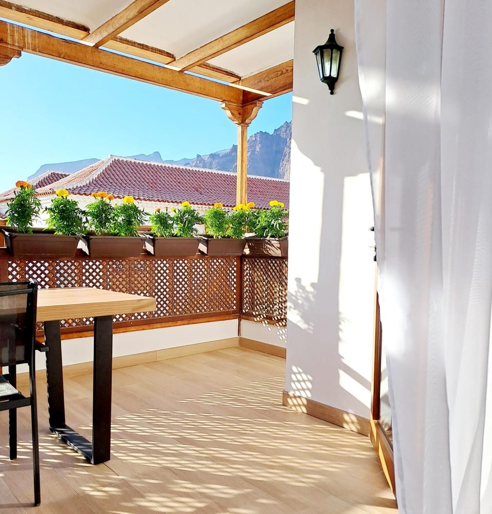 Balcony/Terrace, Dining area, Mountain view