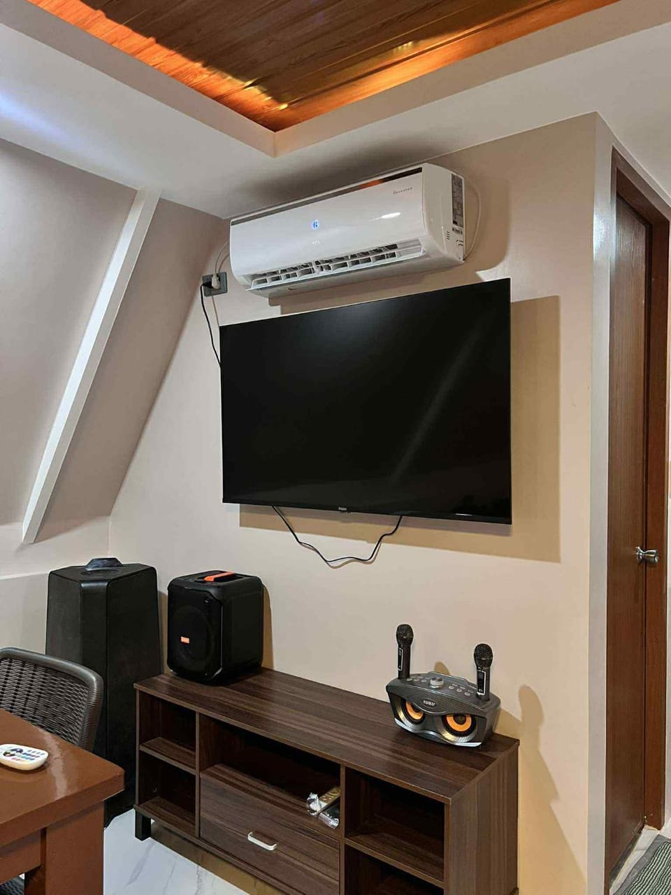 TV and multimedia, Seating area, Evening entertainment, air conditioner