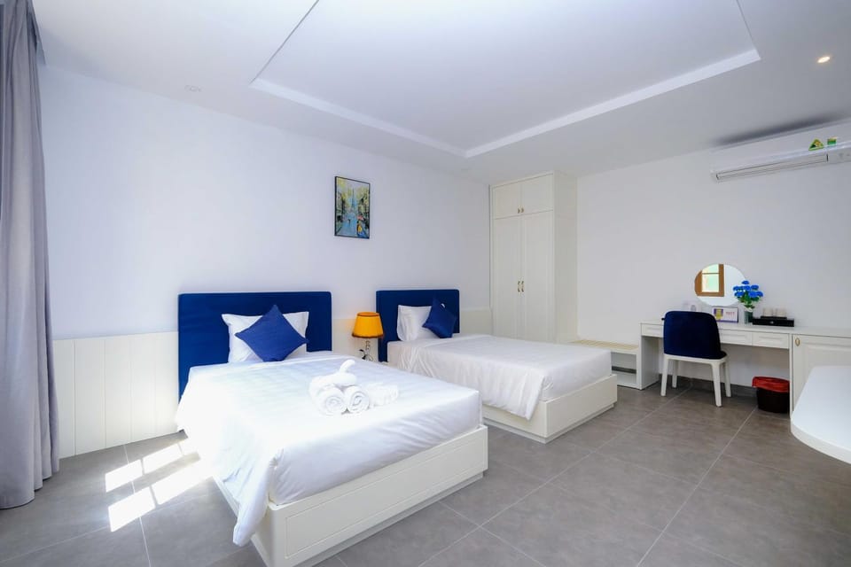 Bed, Living room, Photo of the whole room