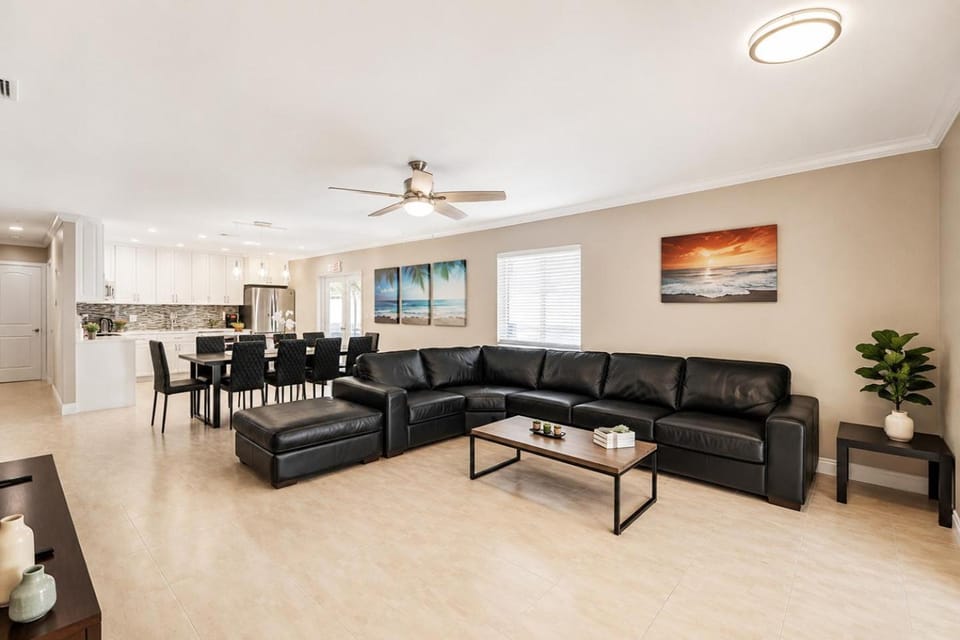 Kitchen or kitchenette, Living room, Seating area, Dining area