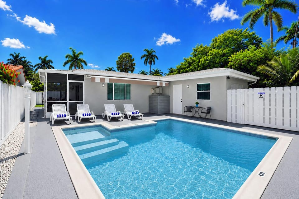Property building, Patio, Day, Pool view, Swimming pool, sunbed