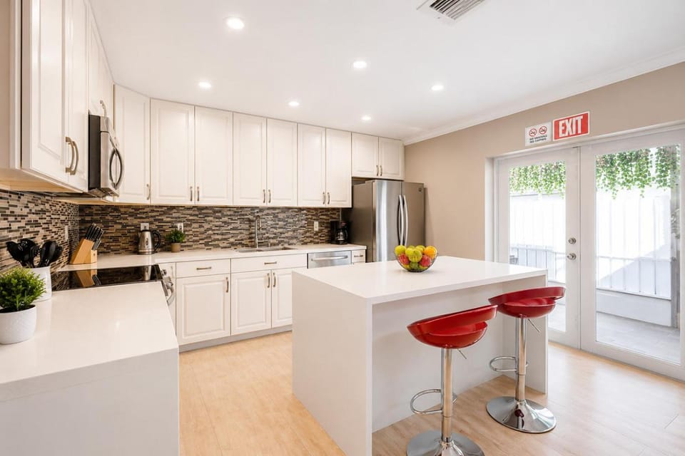 Kitchen or kitchenette, oven, stove