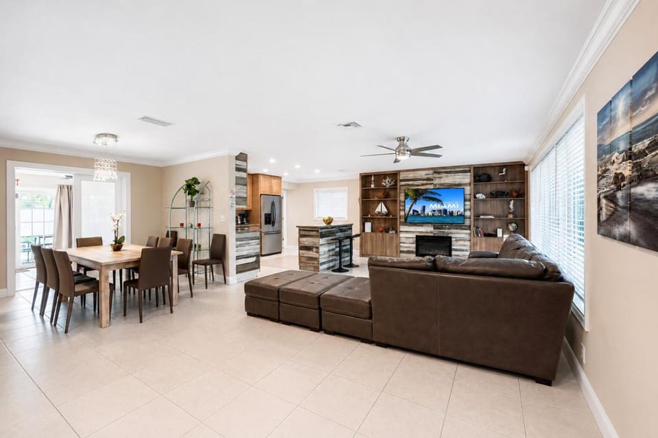 TV and multimedia, Kitchen or kitchenette, Living room, Dining area