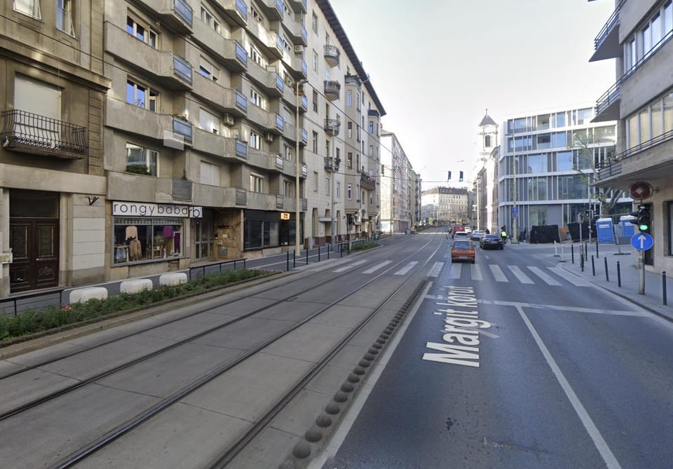 Property building, Neighbourhood