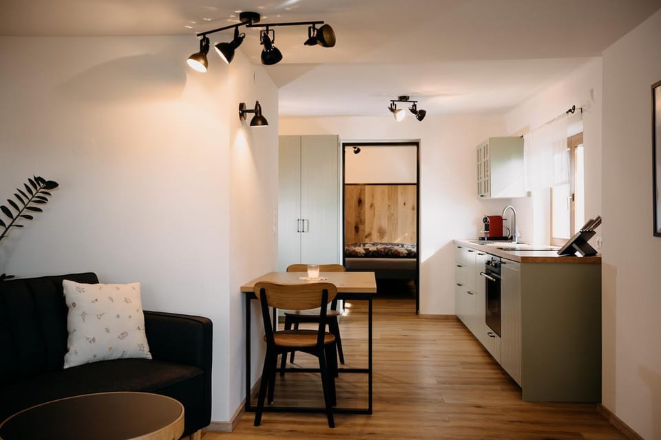 Kitchen or kitchenette, Dining area