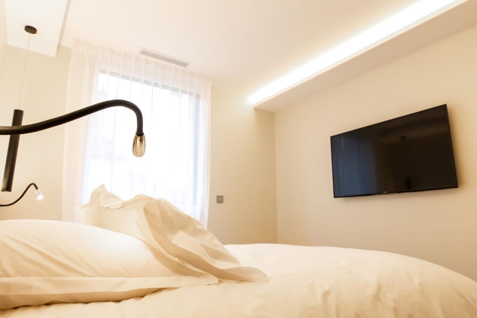 Bed, TV and multimedia, Photo of the whole room, Bedroom, air conditioner