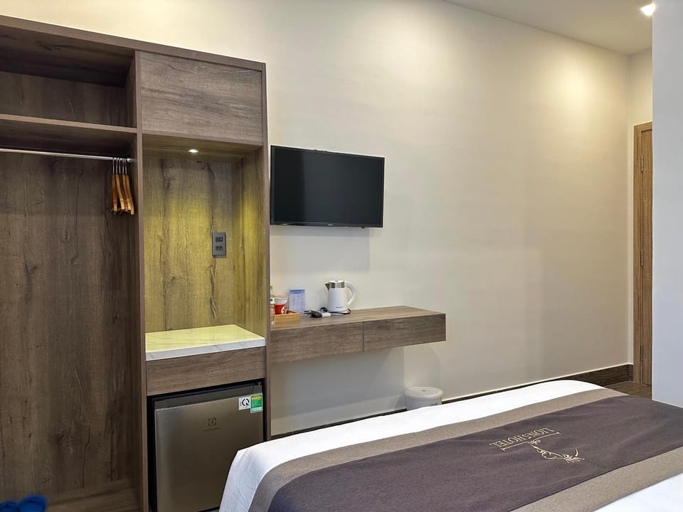 Bed, TV and multimedia, Bedroom, hair dresser, wardrobe