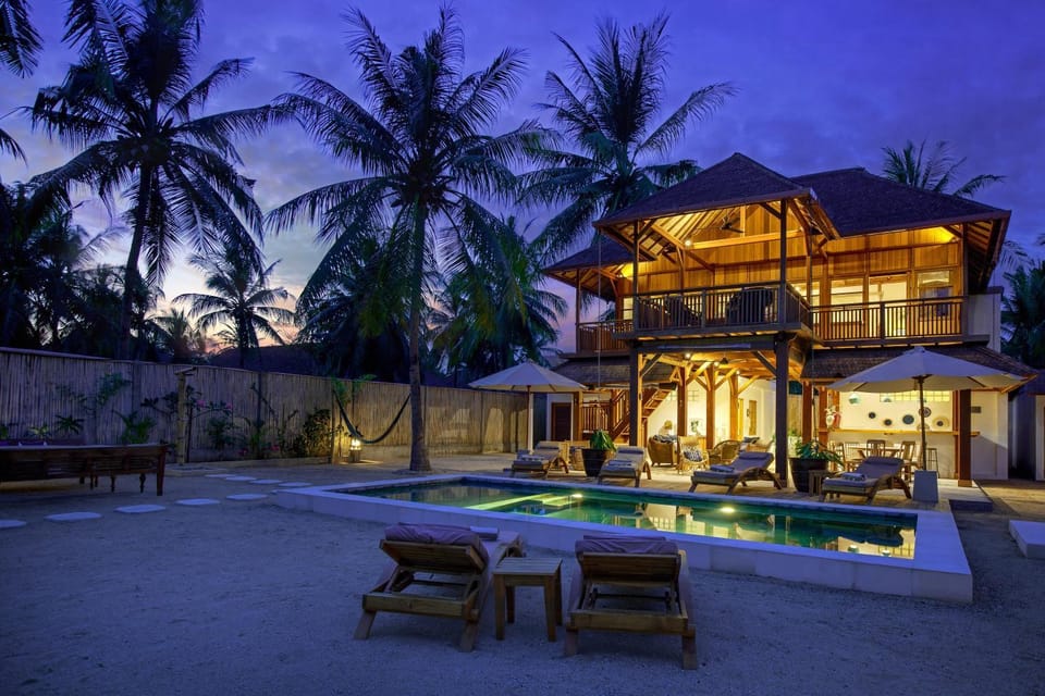 Property building, Night, Garden, Garden view, Pool view, Swimming pool, sunbed