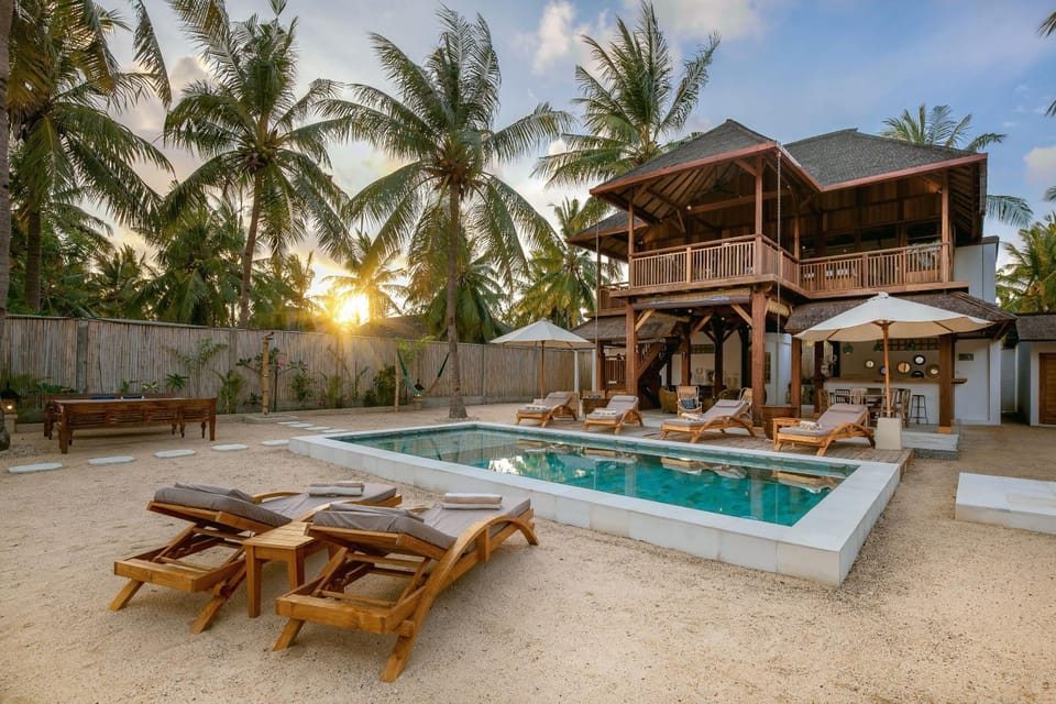 Property building, Day, Garden, Garden view, Pool view, Swimming pool, sunbed, towels