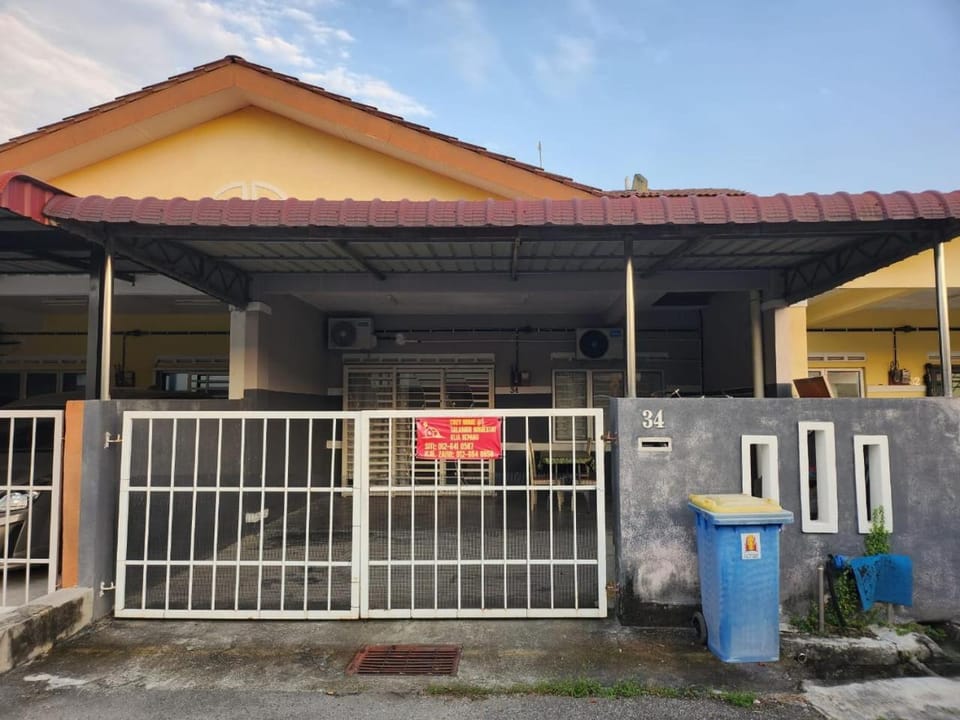 Taufiq 34 KLIA Sepang with 3 Airconds & Free Wi-Fi House in Selangor, Malaysia