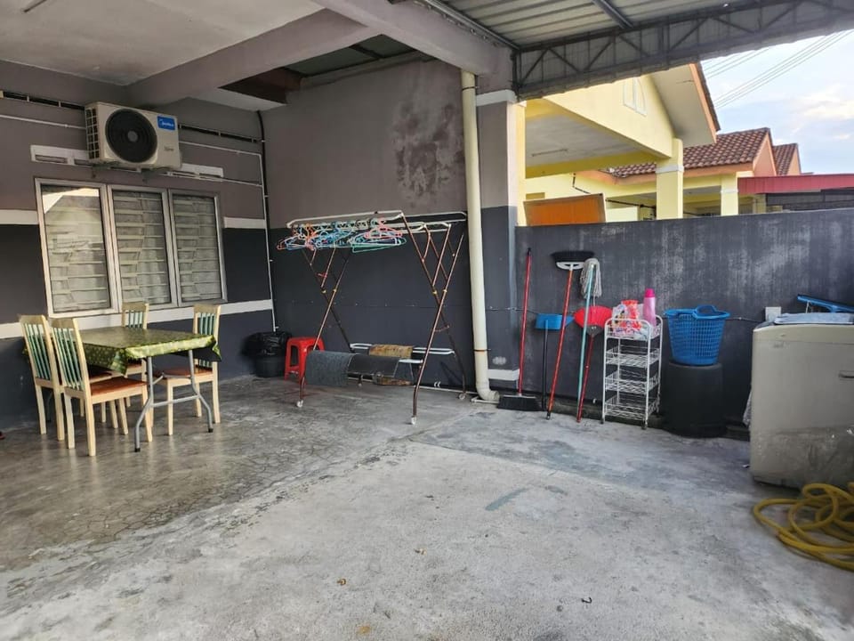 Taufiq 34 KLIA Sepang with 3 Airconds & Free Wi-Fi House in Selangor, Malaysia