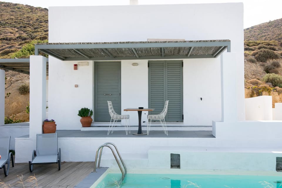 Property building, Swimming pool, sunbed