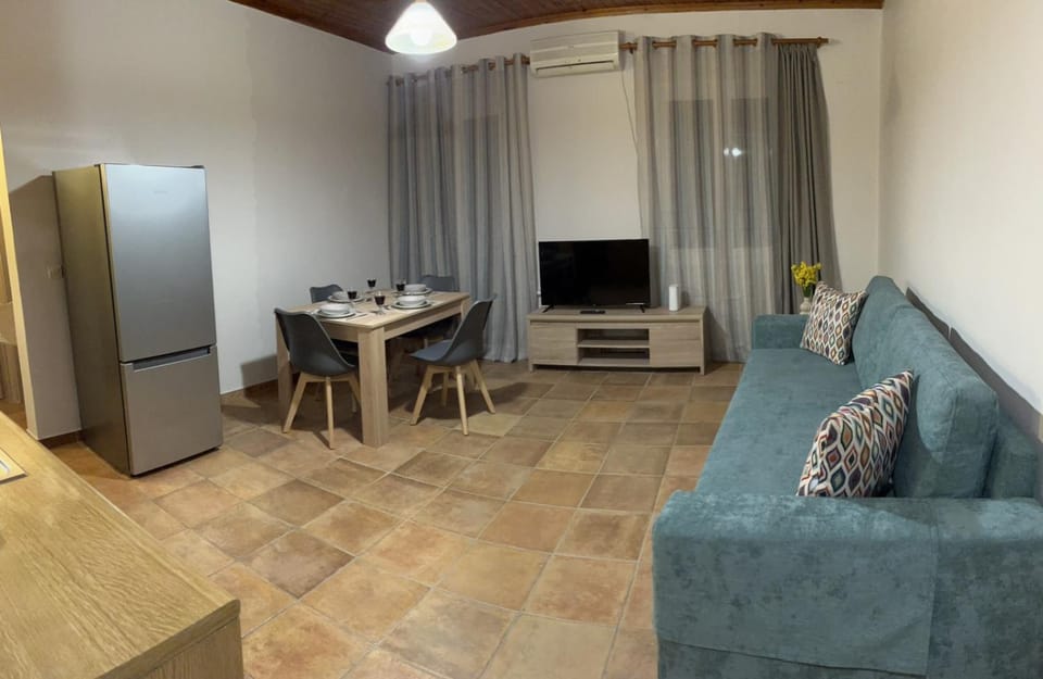 TV and multimedia, Seating area, Dining area