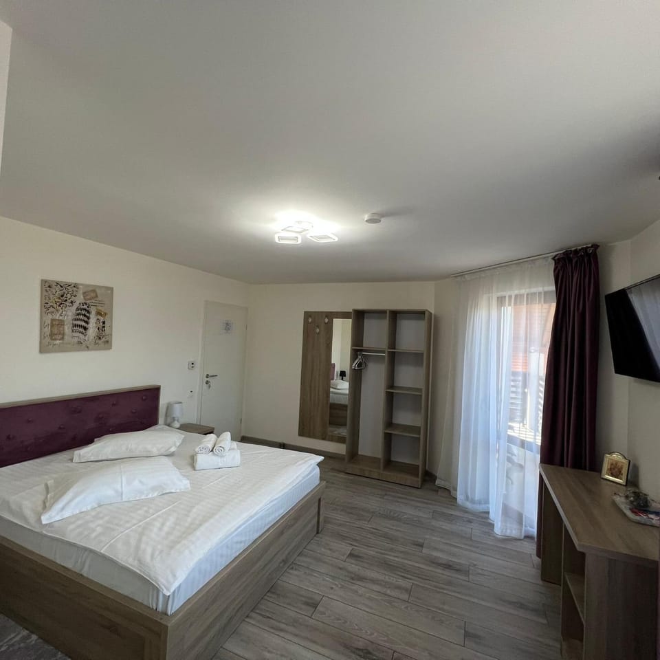 Bed, TV and multimedia, Photo of the whole room, Bedroom, towels