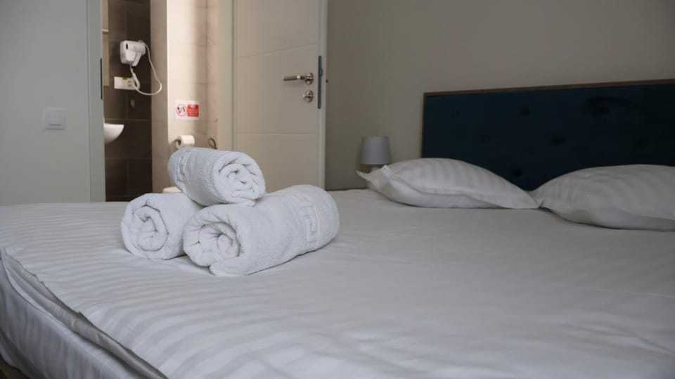 Photo of the whole room, Bedroom, towels