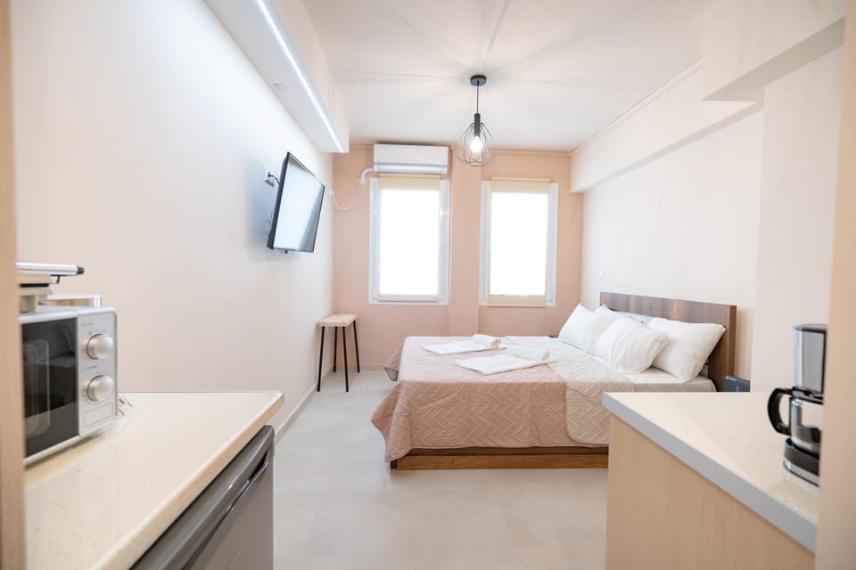 Bed, TV and multimedia, Kitchen or kitchenette, Photo of the whole room, Bedroom, minibar