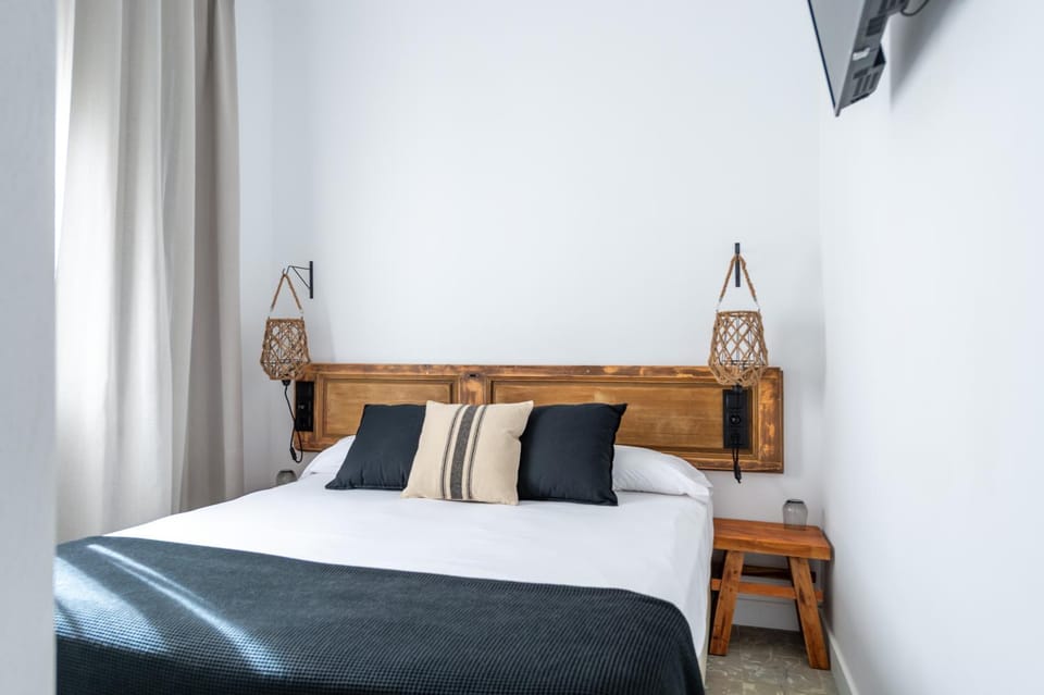 Bed, TV and multimedia, Bedroom