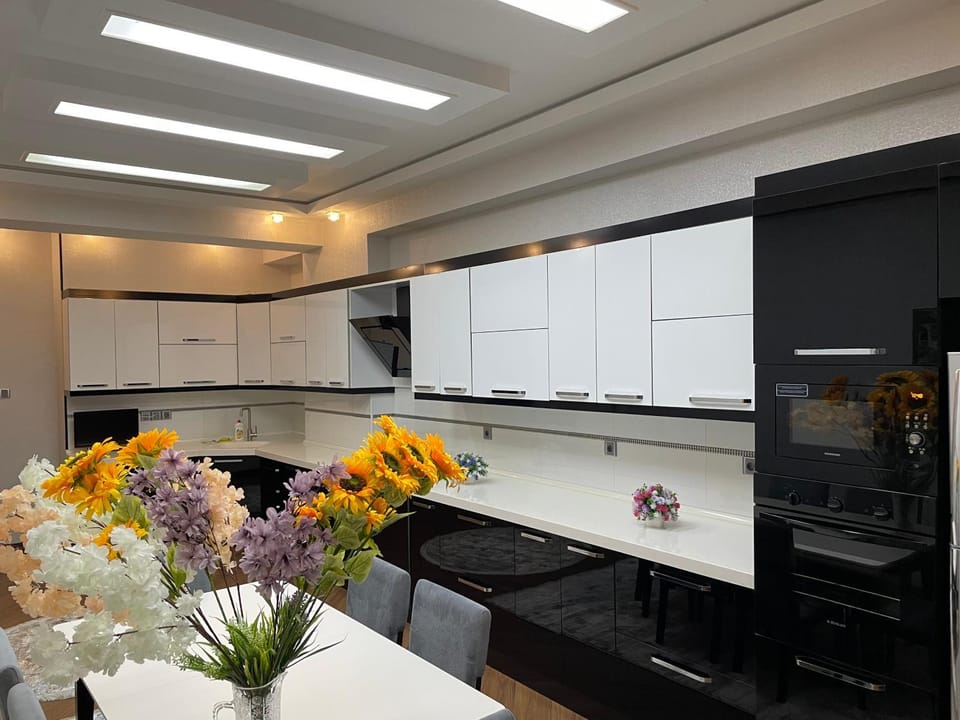 Kitchen or kitchenette, minibar