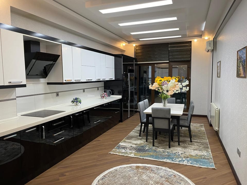 Kitchen or kitchenette, Dining area